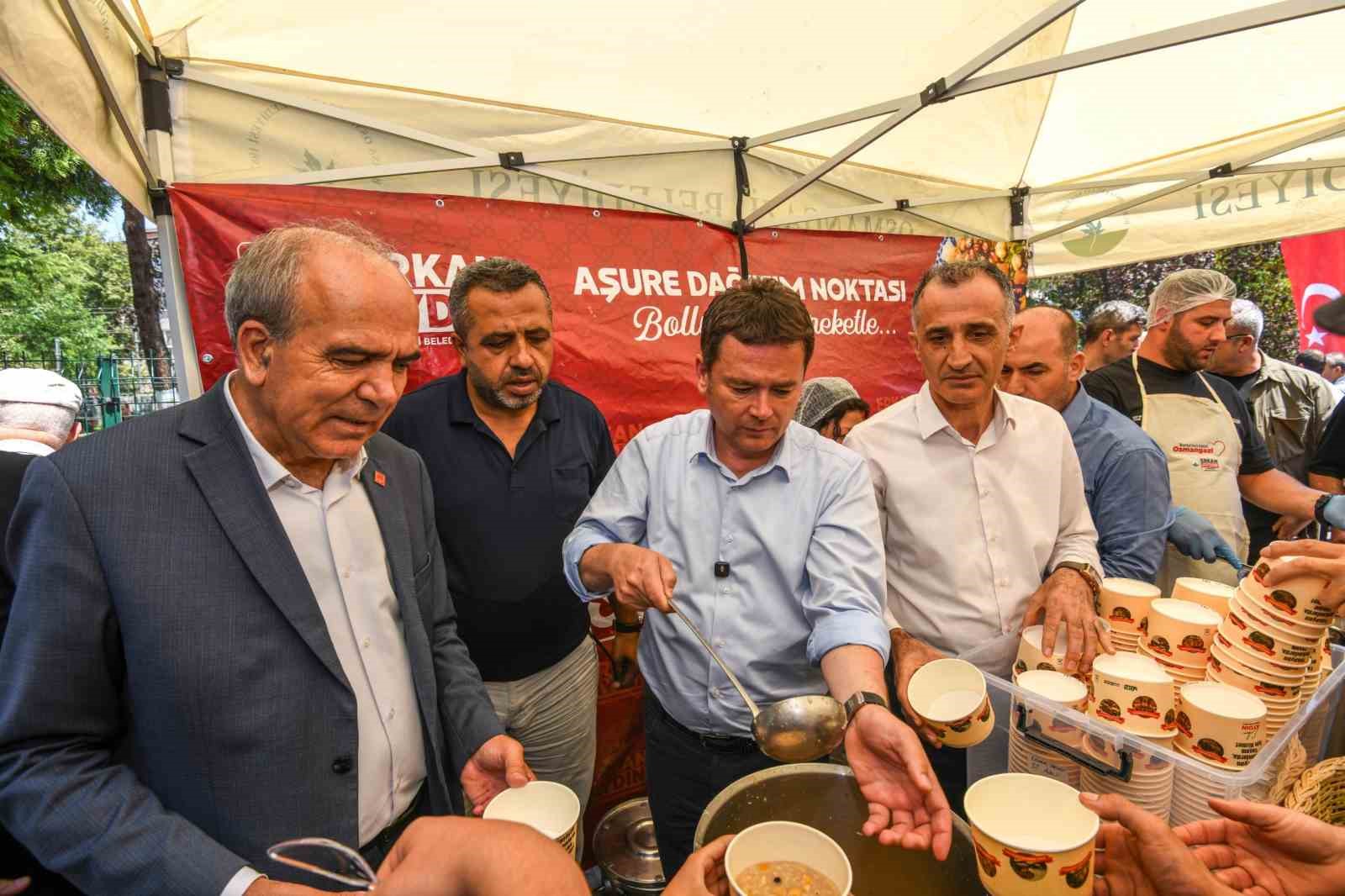 Başkan Aydın vatandaşlarla sahada omuz omuza