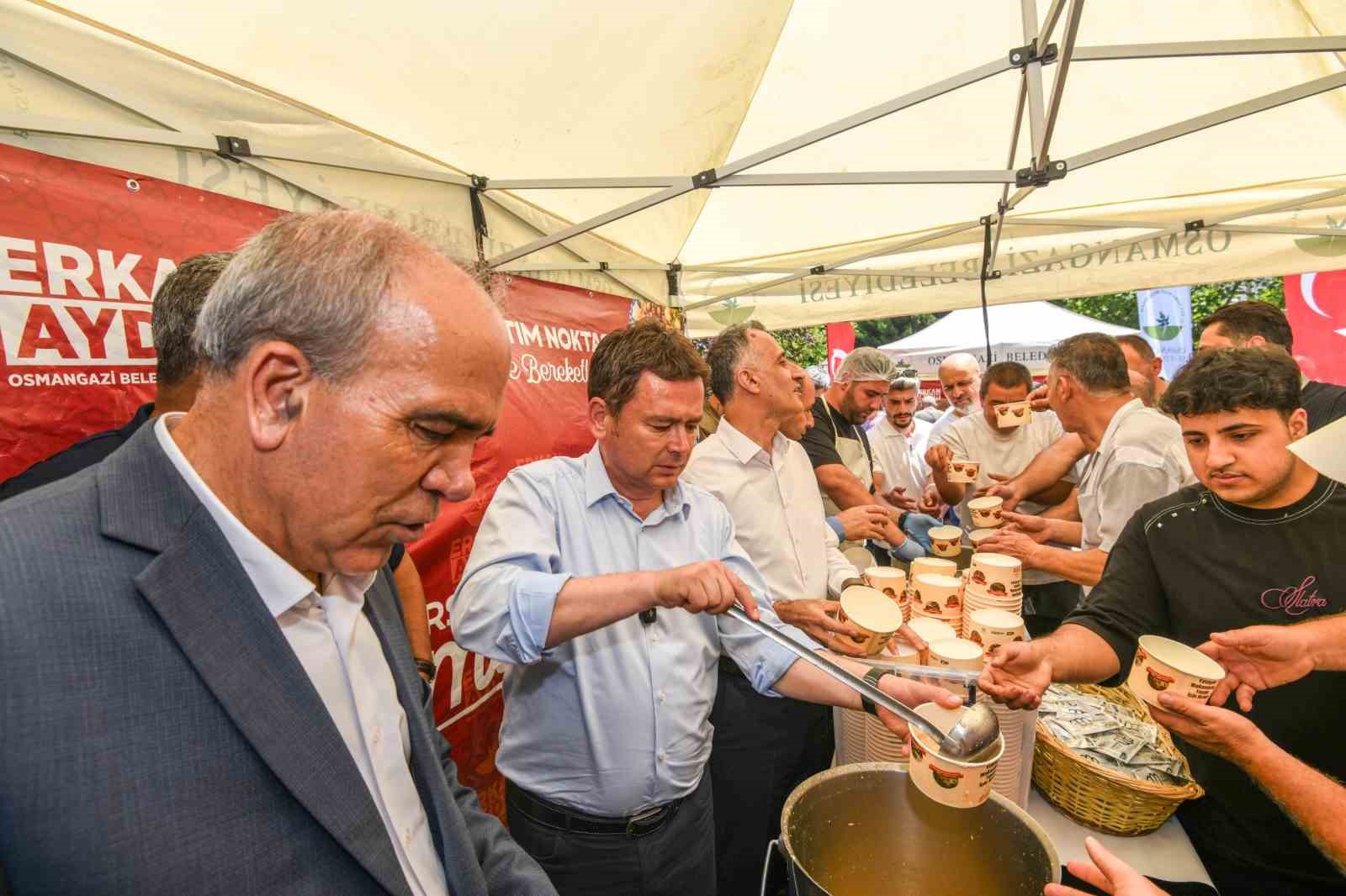 Başkan Aydın vatandaşlarla sahada omuz omuza