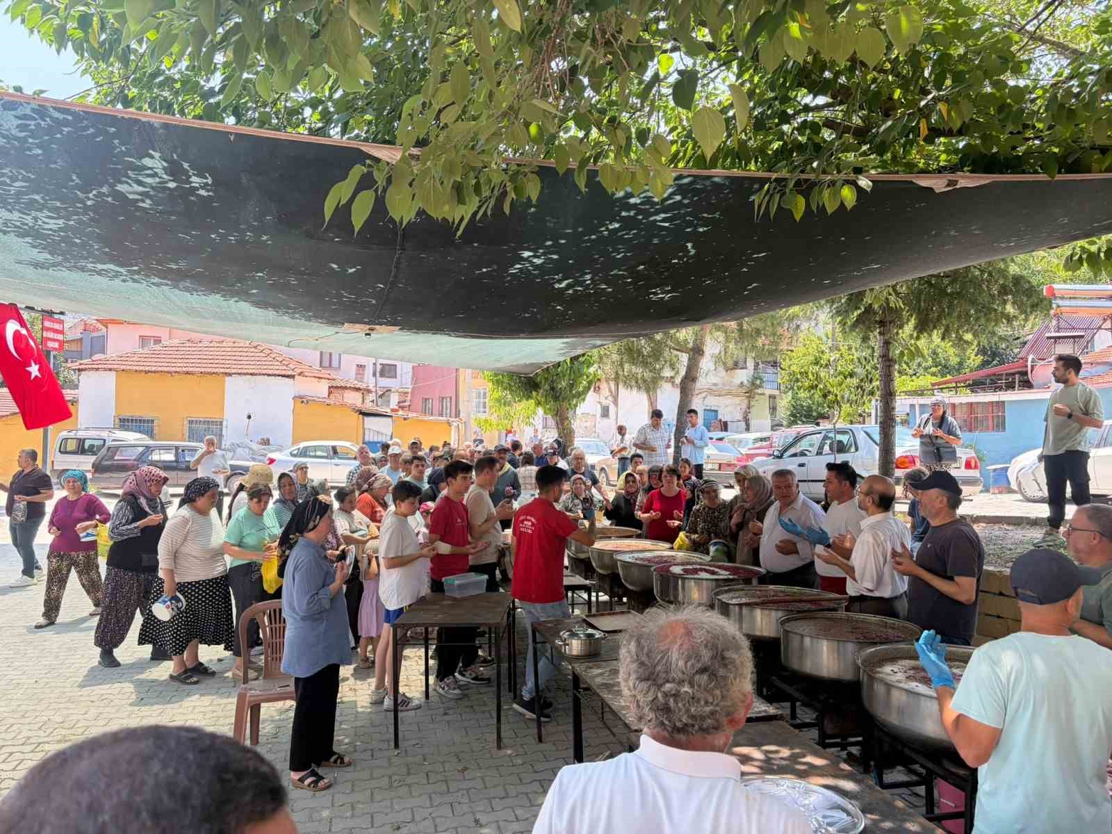 Güroluk Mahallesi’nde 34 yıllık aşure geleneği yaşatılıyor