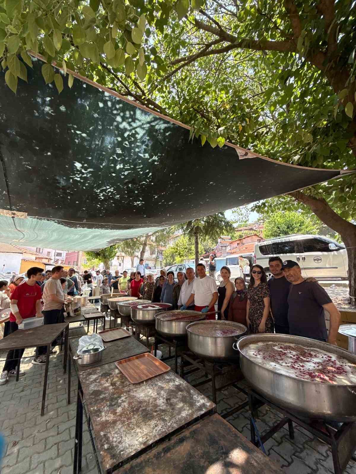Güroluk Mahallesi’nde 34 yıllık aşure geleneği yaşatılıyor