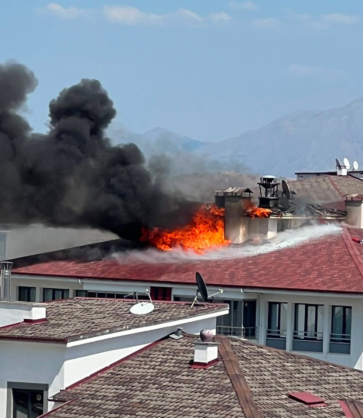 Elazığ’da 7 katlı binada baca yangını