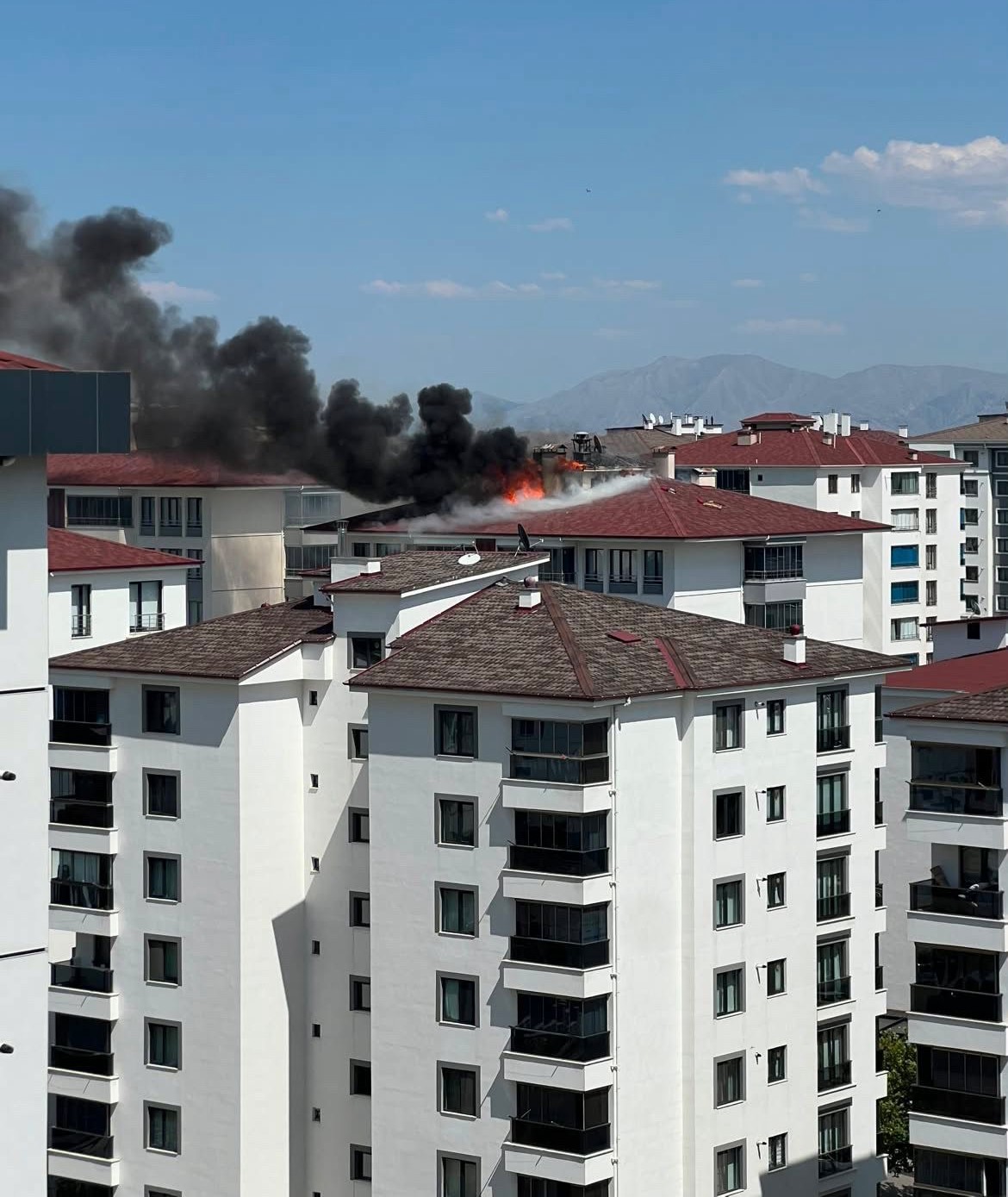 Elazığ’da 7 katlı binada baca yangını