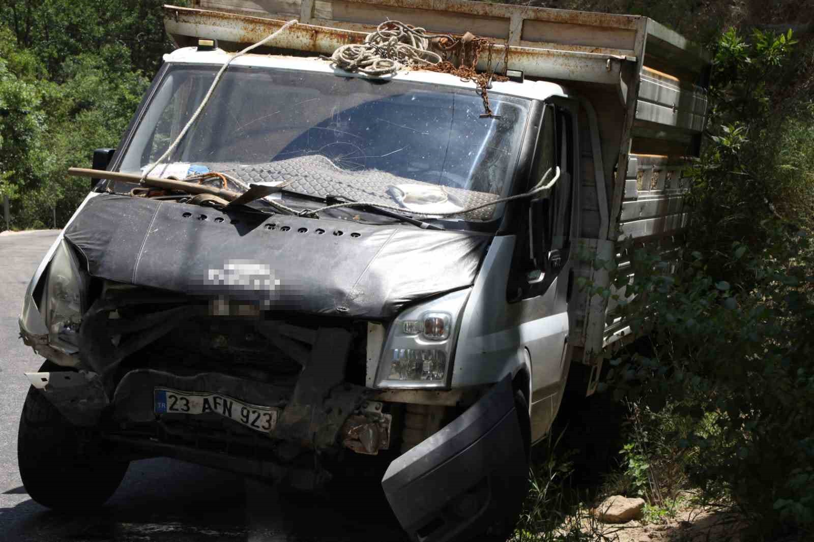 Kamyonetle kafa kafaya çarpışan Fiat Tofaş hurdaya döndü: 1 ölü, 5 yaralı