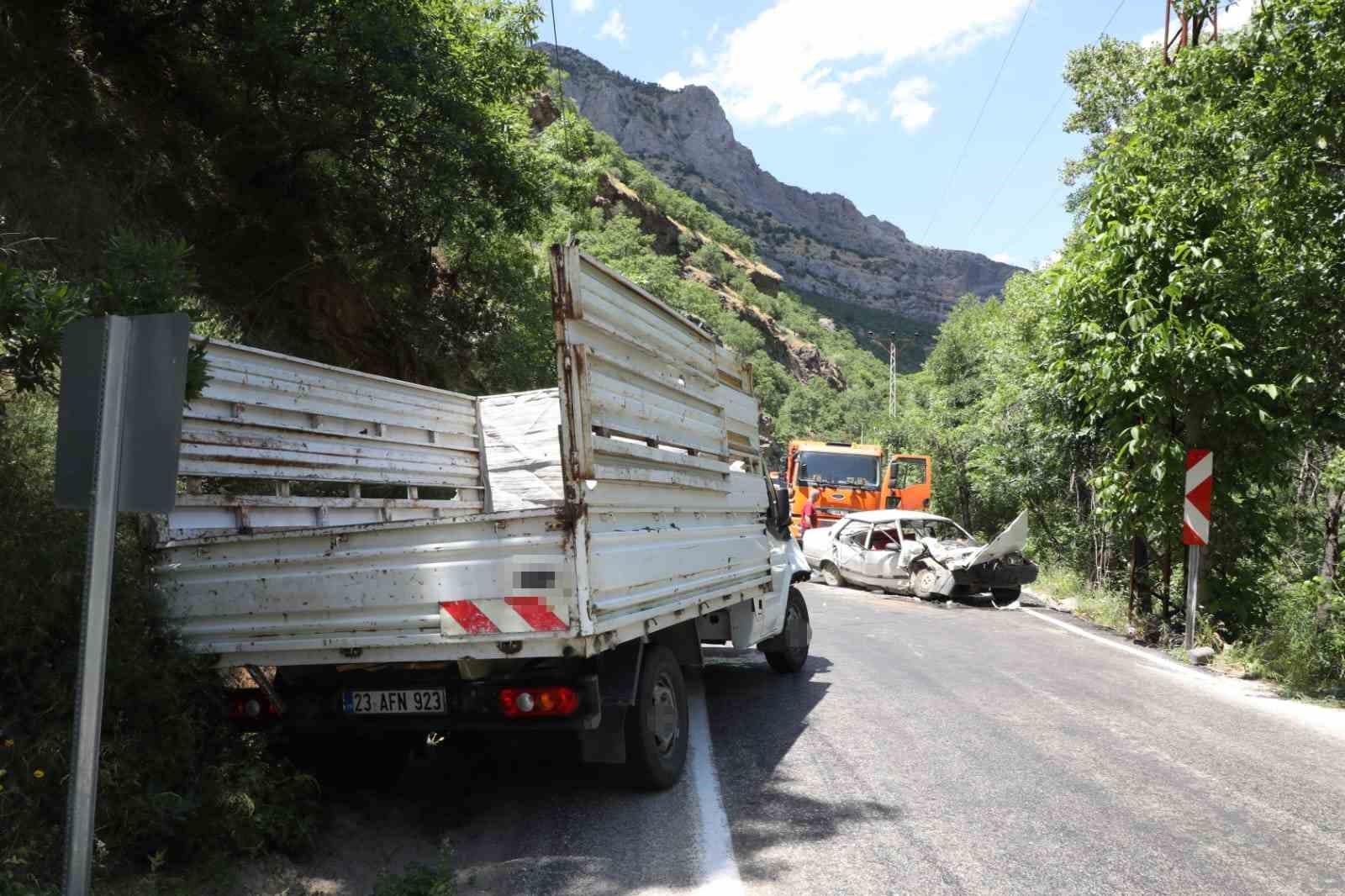 Kamyonetle kafa kafaya çarpışan Fiat Tofaş hurdaya döndü: 1 ölü, 5 yaralı