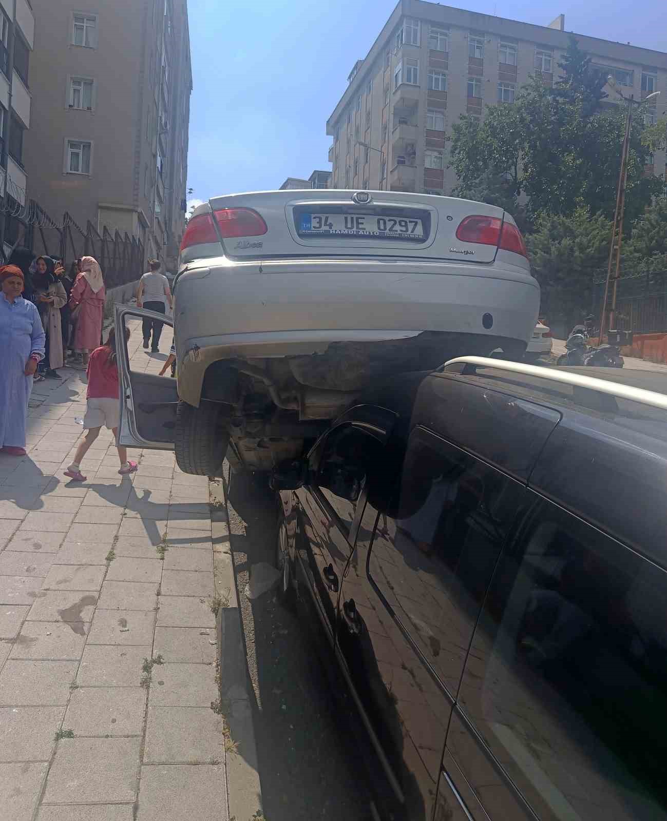 Küçükçekmece’de akıl almaz kaza: Dik rampayı çıkmaya çalışırken kayan otomobil hafif ticari aracın üzerine çıktı