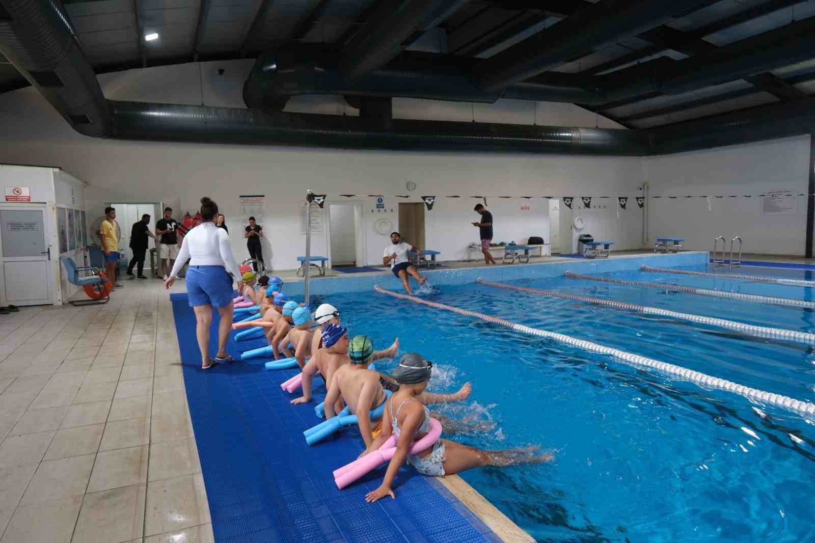 Ücretsiz yüzme kurslarında ilk etap başladı