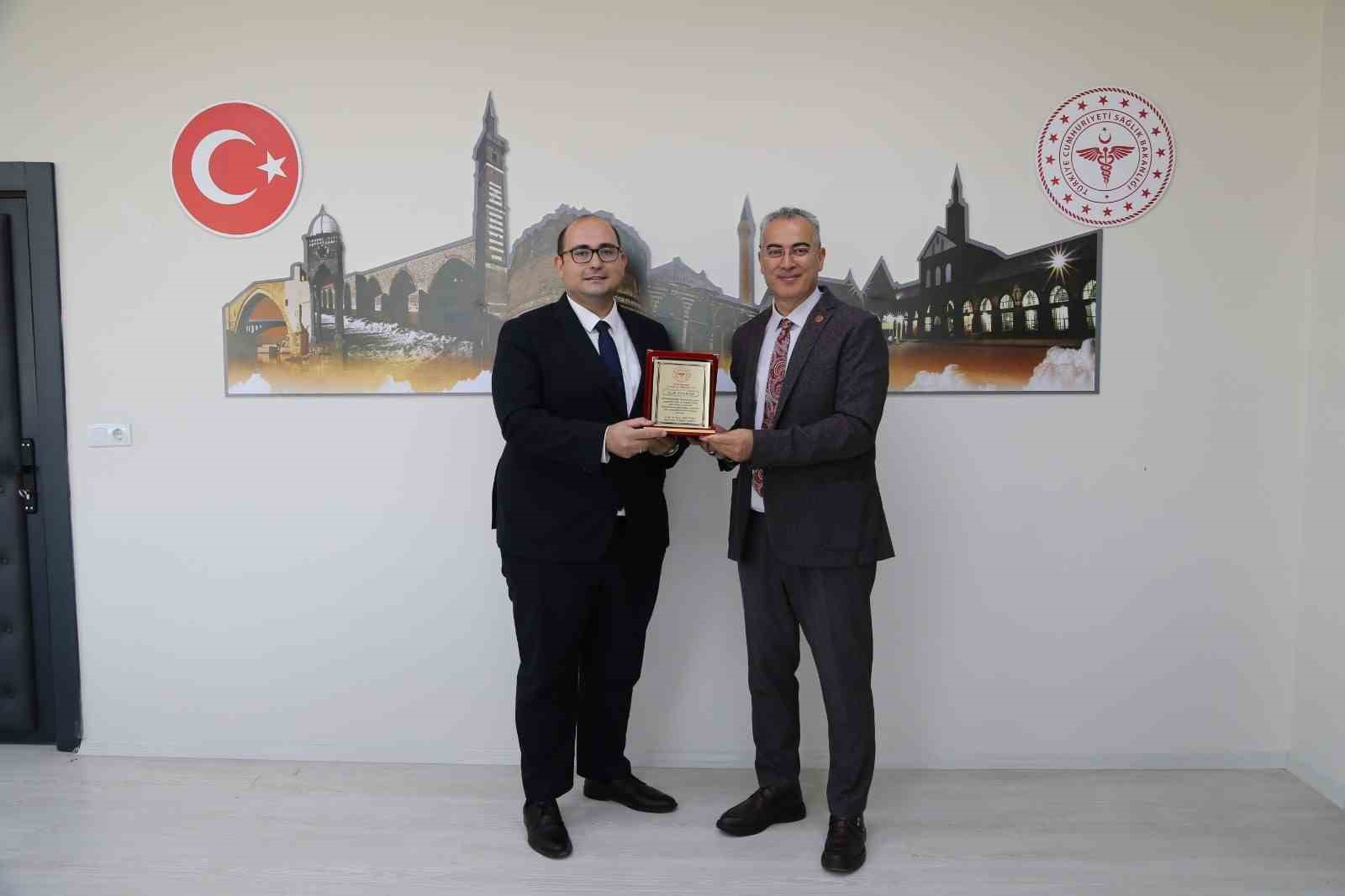 Diyarbakır Sağlık Müdürü Emre Asiltürk’ten Dicle İlçe Sağlık Müdürü Uzm. Dr. Fırat Köse’ye plaket