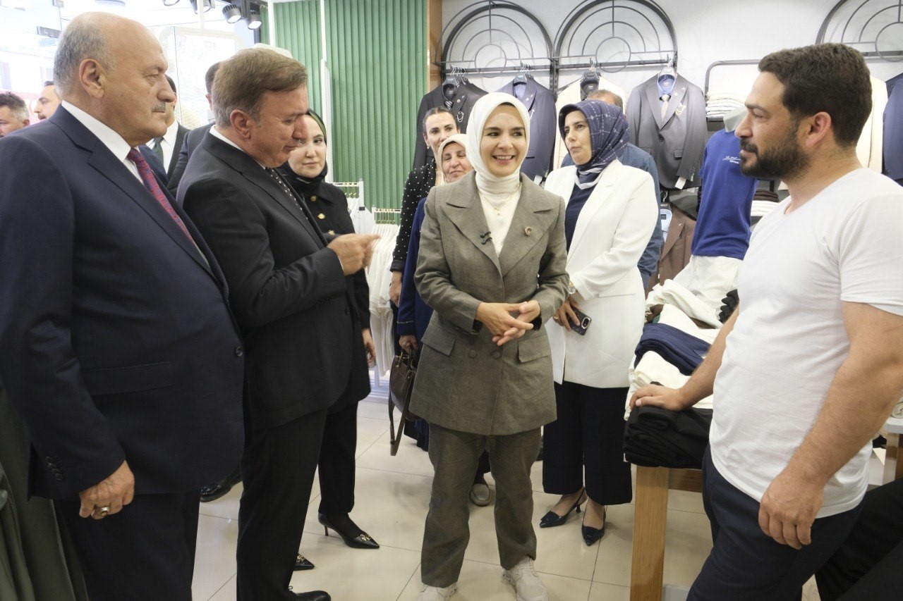 Bakan Göktaş, Erzincan’da aşure dağıttı, esnafı ziyaret etti