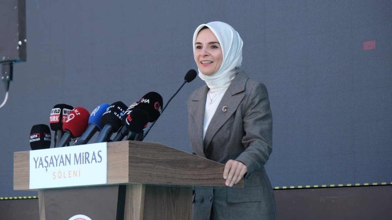 Bakan Göktaş, Erzincan’da aşure dağıttı, esnafı ziyaret etti