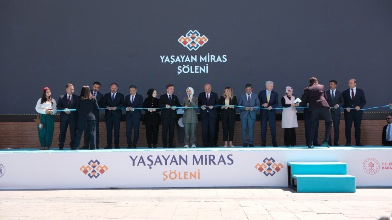 Bakan Göktaş, Erzincan’da aşure dağıttı, esnafı ziyaret etti