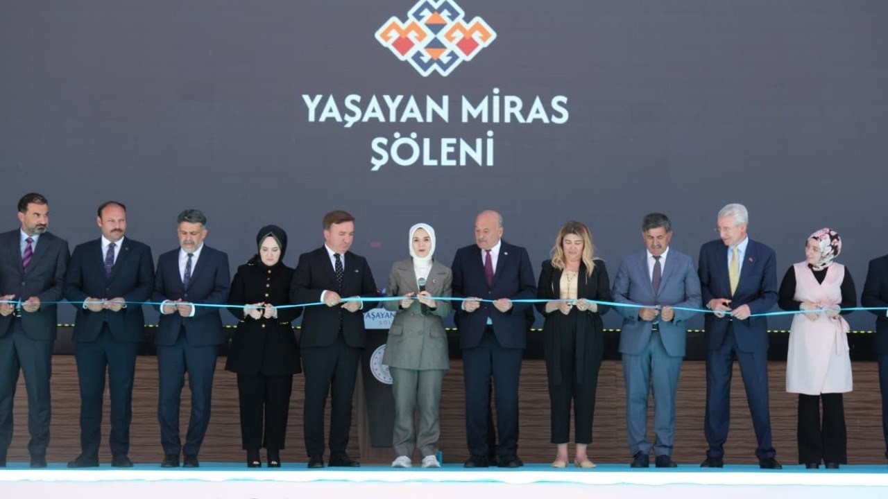 Bakan Göktaş, Erzincan’da aşure dağıttı, esnafı ziyaret etti