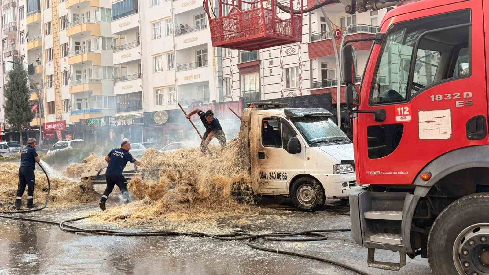 Saman yüklü kamyon alev alev yandı