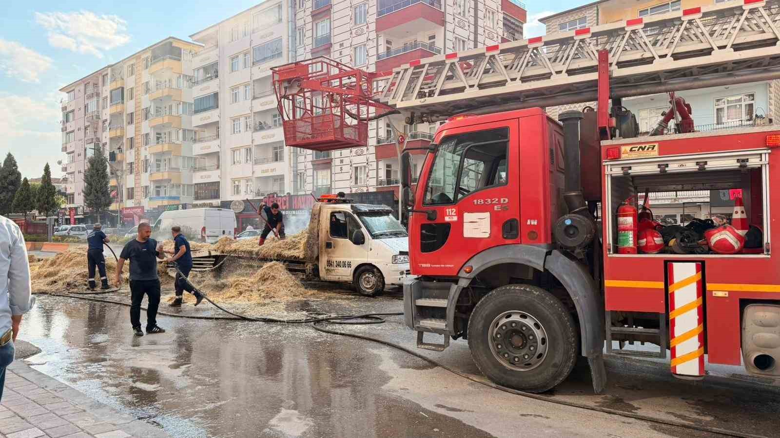 Saman yüklü kamyon alev alev yandı