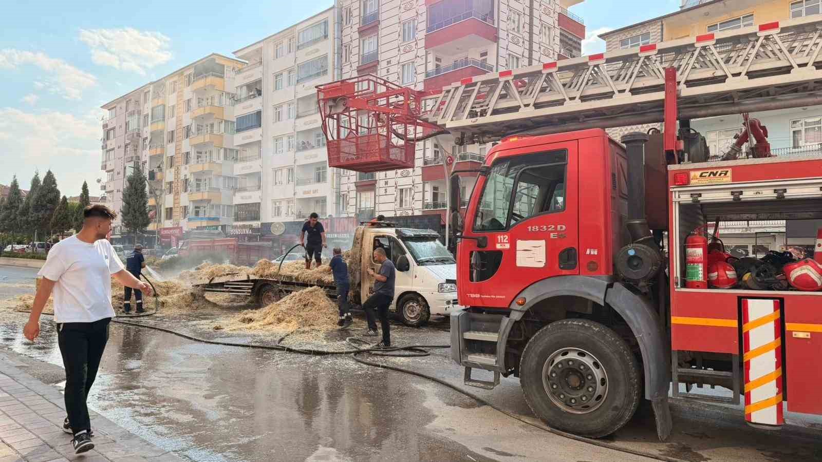 Saman yüklü kamyon alev alev yandı