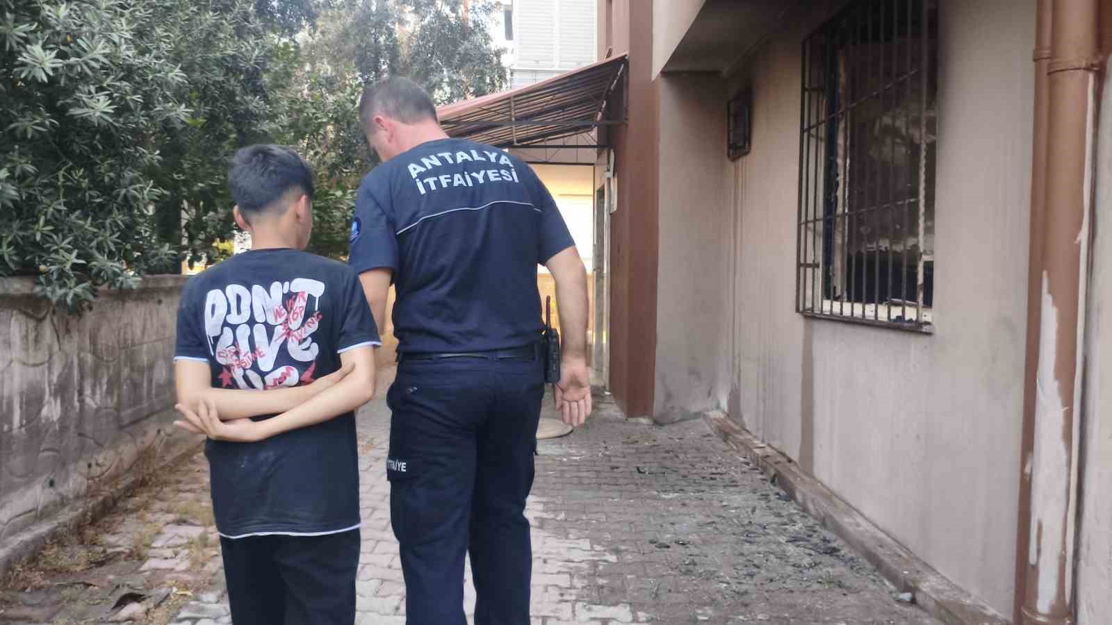Antalya’da 13 yaşındaki çocuk çakmakla oynarken evi yaktı
