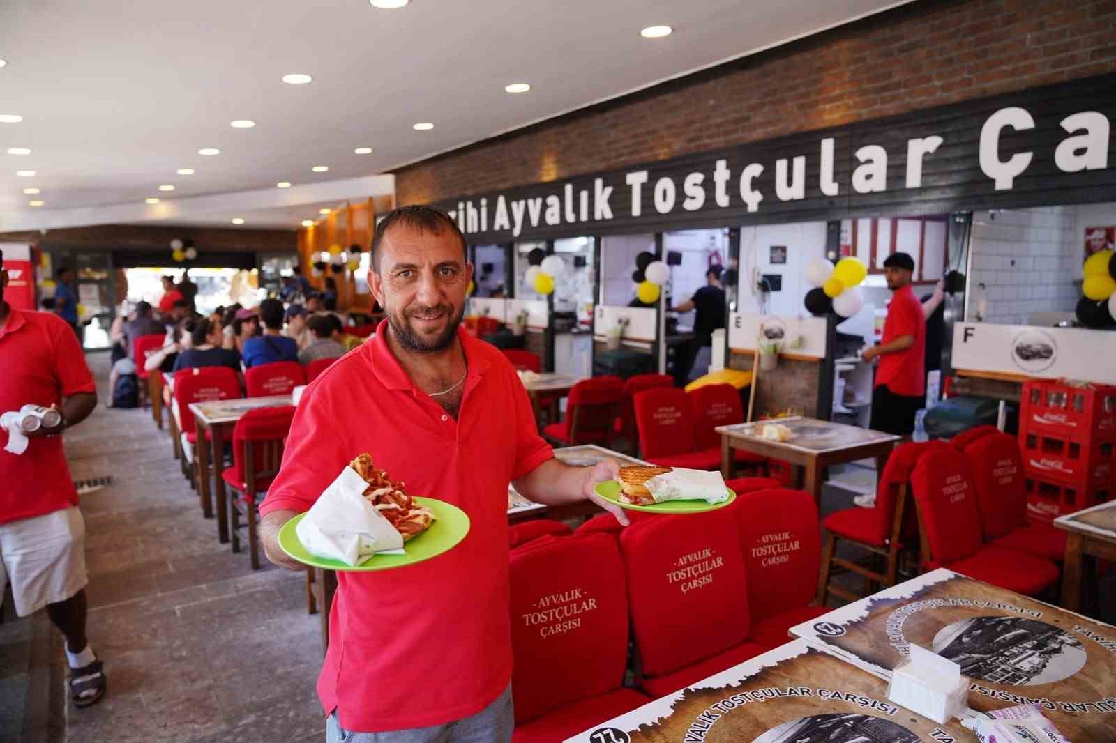 Tarihi Ayvalık Tostçular Çarşısında örnek  iş birliği