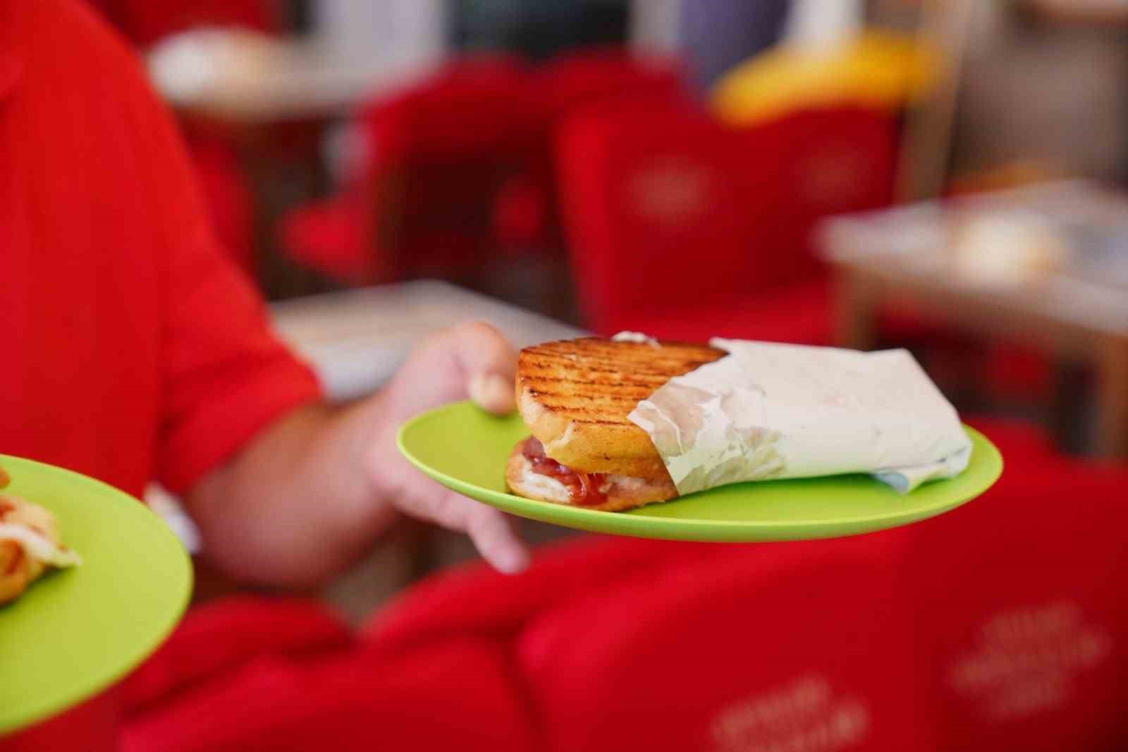 Tarihi Ayvalık Tostçular Çarşısında örnek  iş birliği