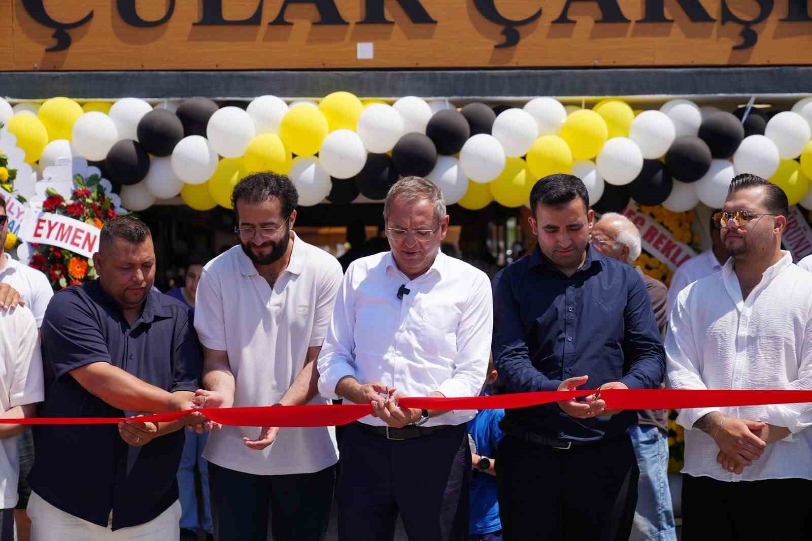 Tarihi Ayvalık Tostçular Çarşısında örnek  iş birliği