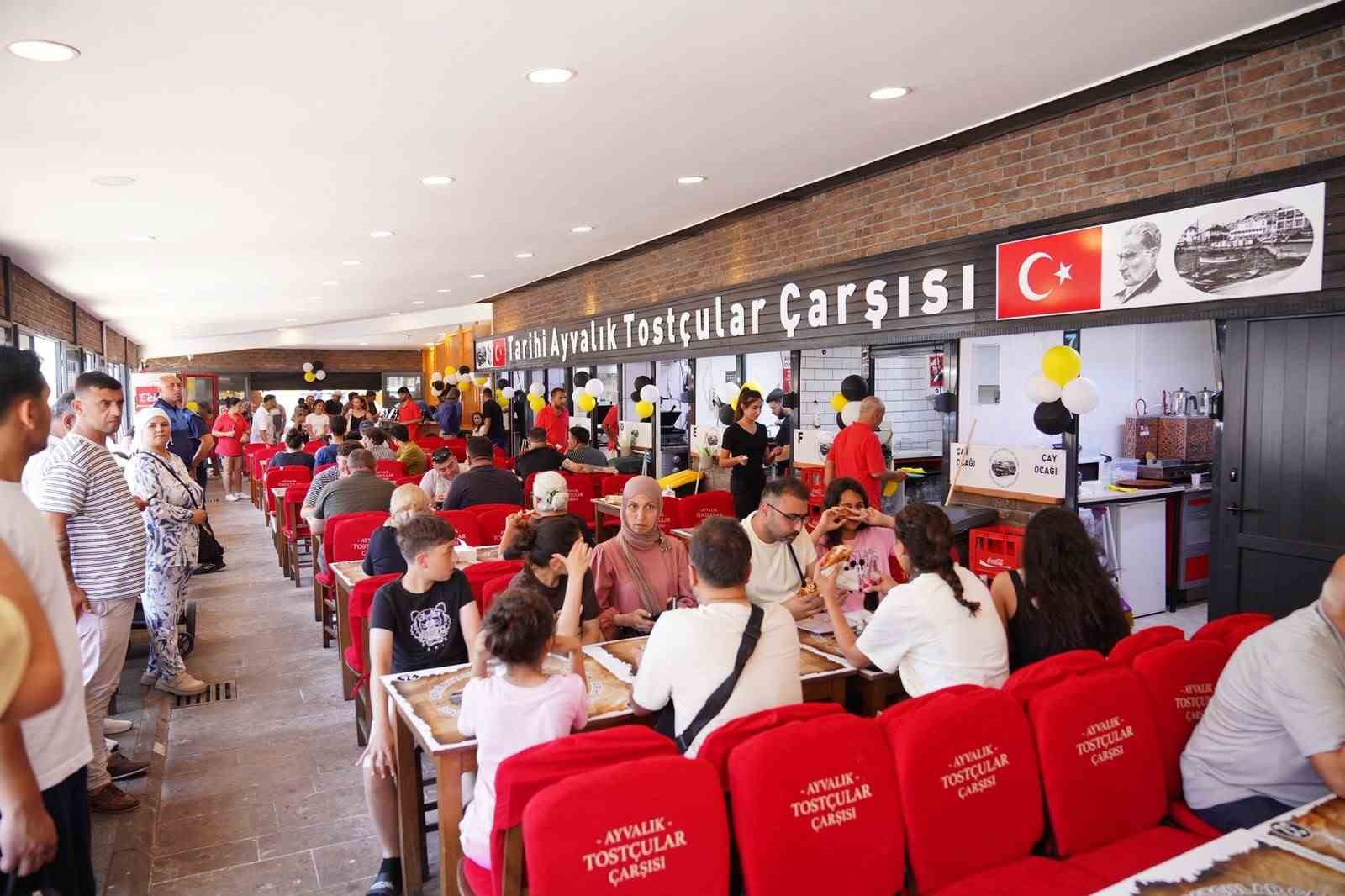 Tarihi Ayvalık Tostçular Çarşısında örnek  iş birliği