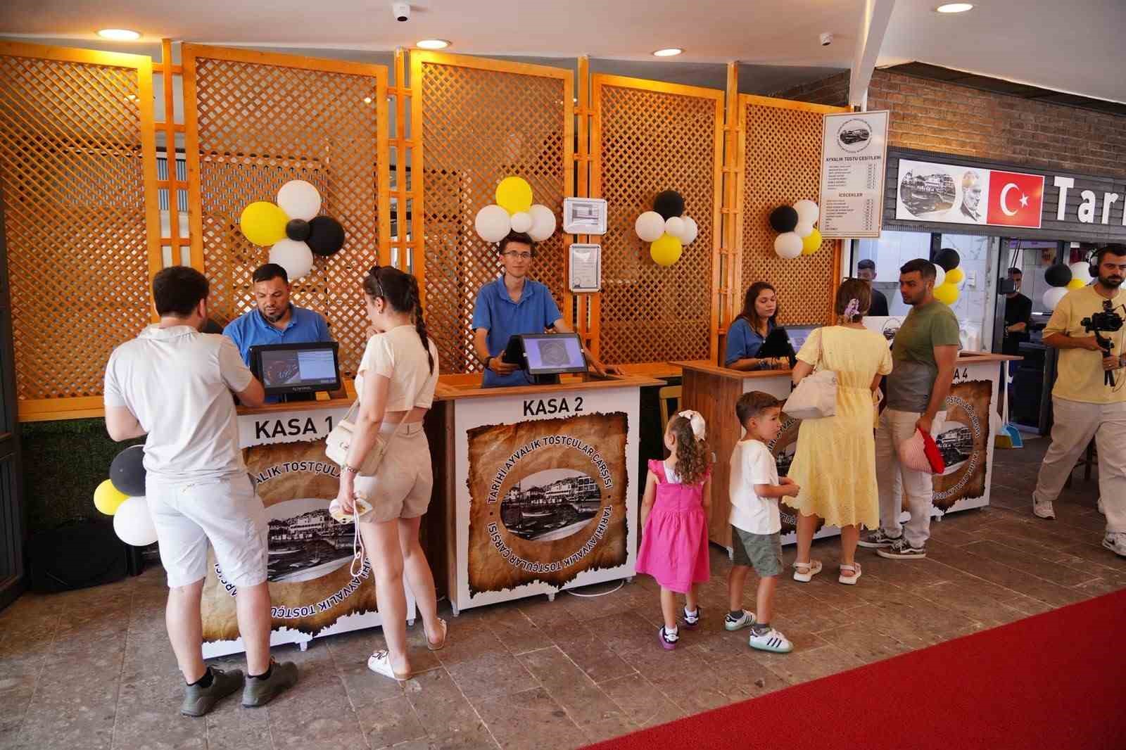 Tarihi Ayvalık Tostçular Çarşısında örnek  iş birliği