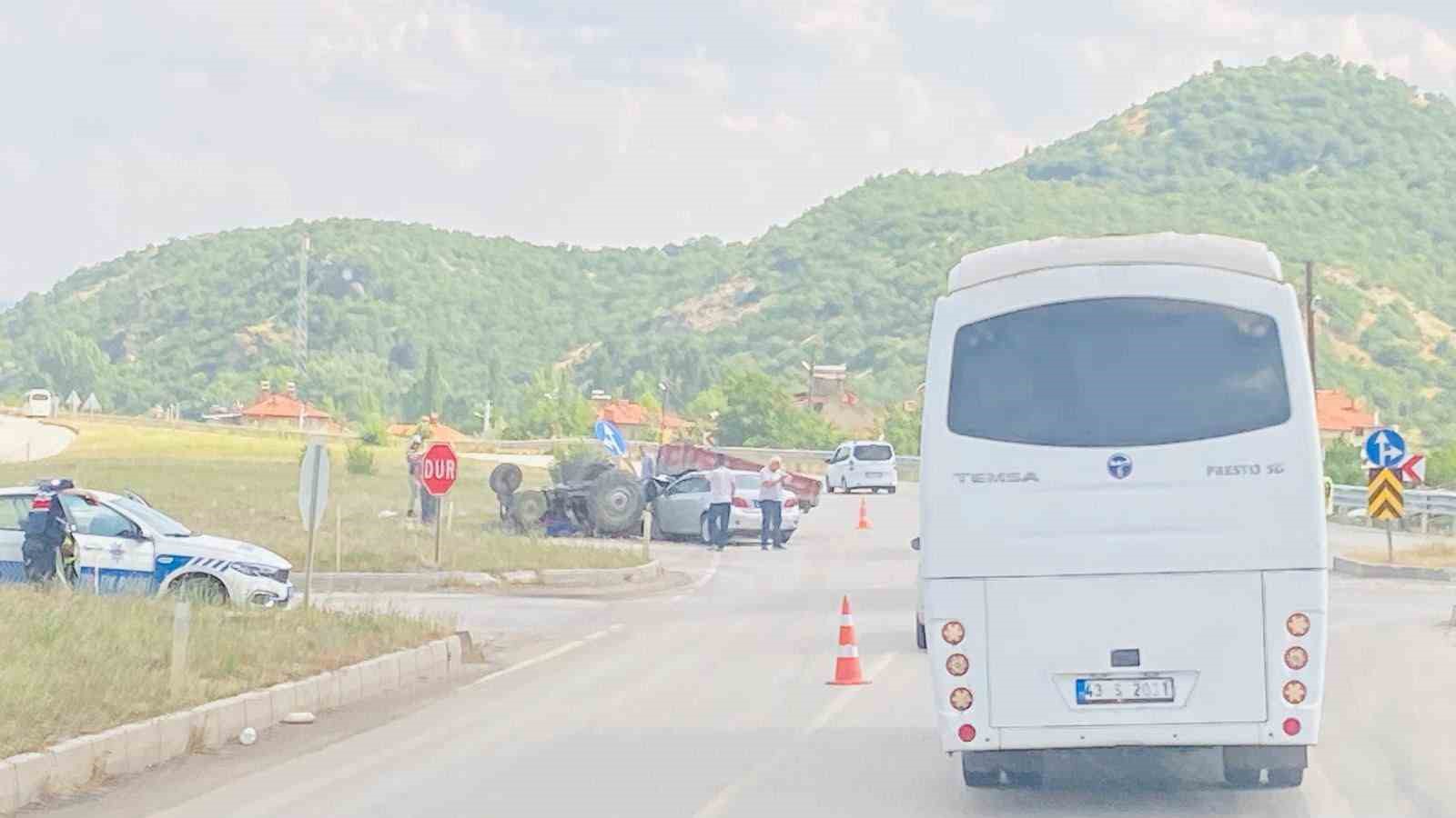 Tavşanlı’da otomobil ile traktör çarpıştı: 3 yaralı