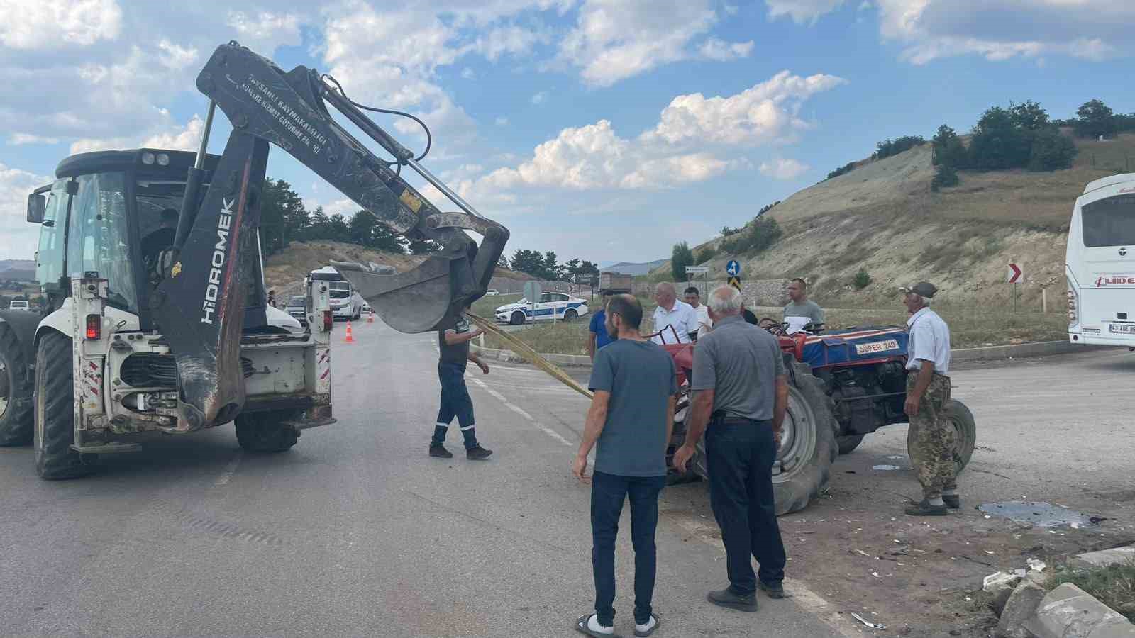 Tavşanlı’da otomobil ile traktör çarpıştı: 3 yaralı