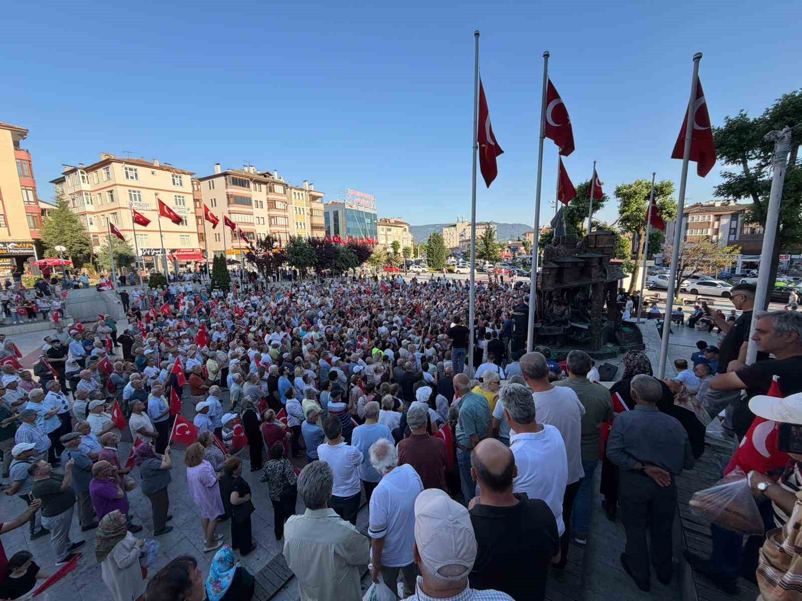 Özgür Özel’den ’dini değerleri aşağılayan’ Deniz Göktaş’a destek