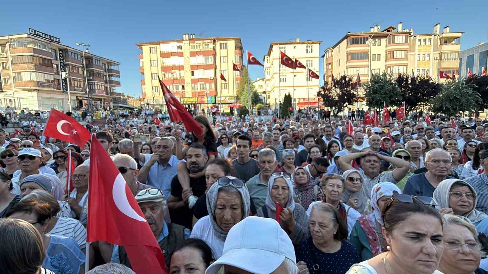 Özgür Özel’den ’dini değerleri aşağılayan’ Deniz Göktaş’a destek