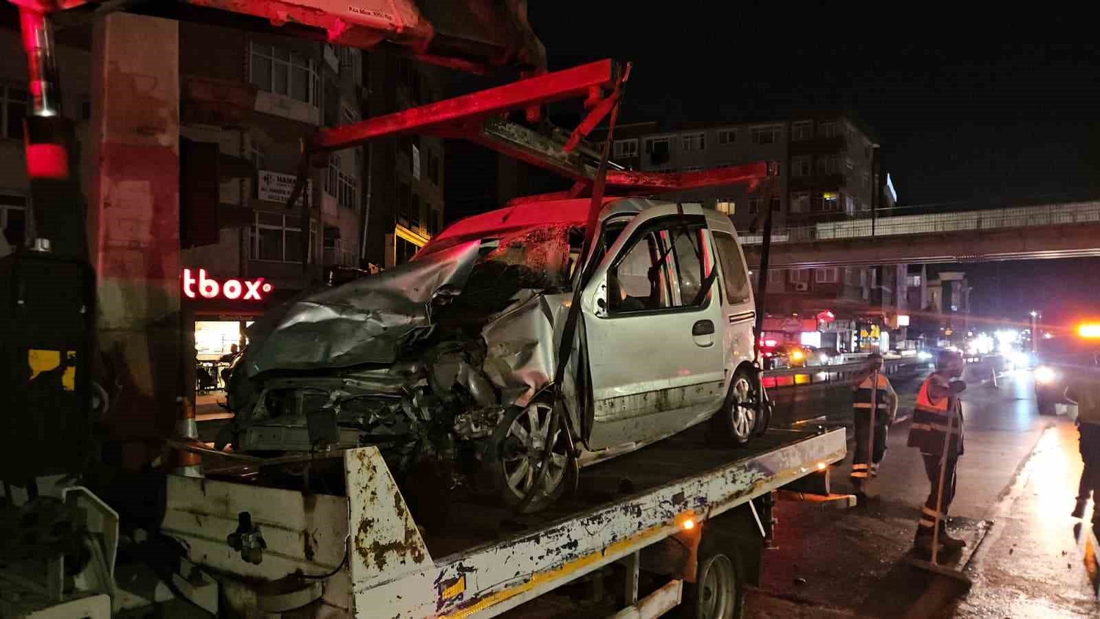 Küçükçekmece’de makas atan sürücü kazaya sebep oldu: 2 yaralı