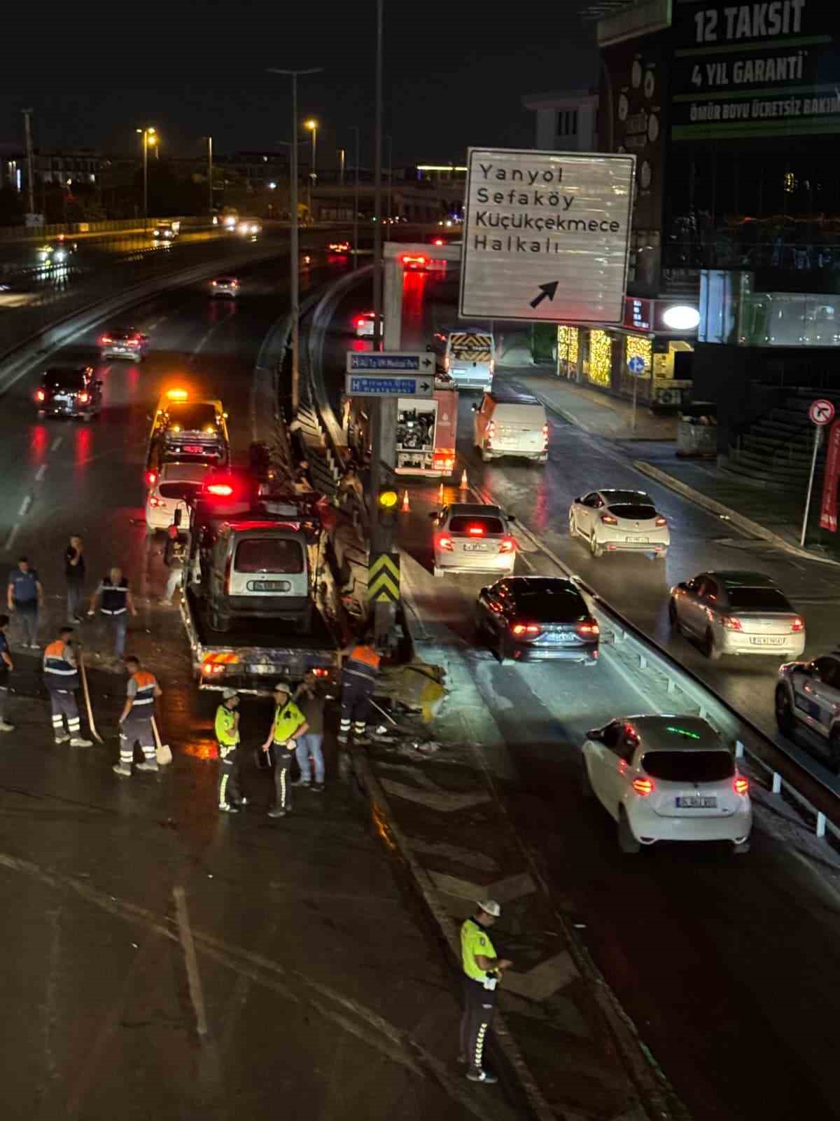 Küçükçekmece’de makas atan sürücü kazaya sebep oldu: 2 yaralı