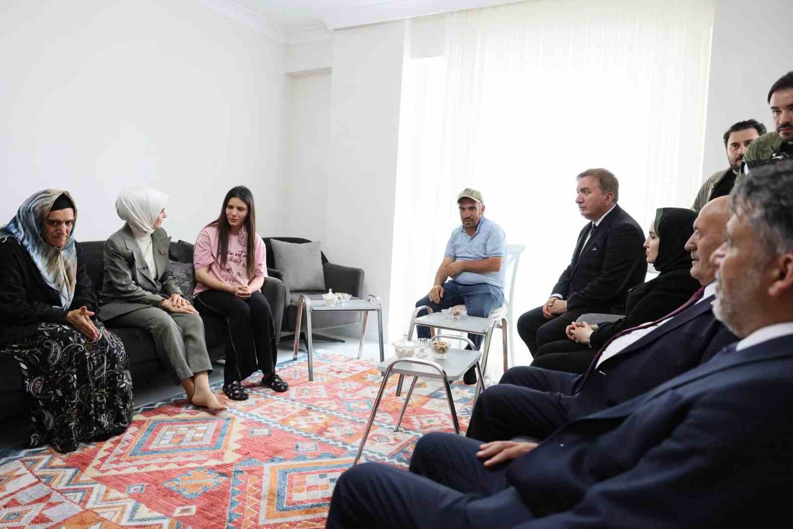 Engelli kardeşlerine ömrünü adayan Çilem’e ev tapusu teslim edildi