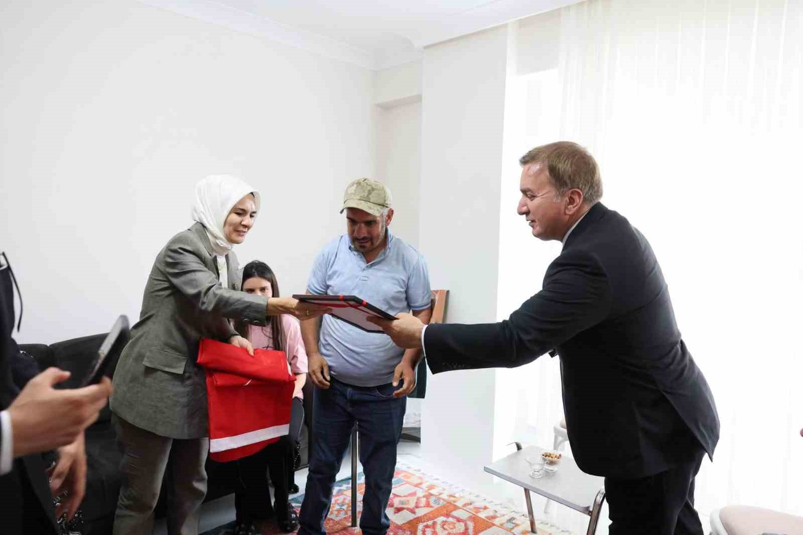 Engelli kardeşlerine ömrünü adayan Çilem’e ev tapusu teslim edildi