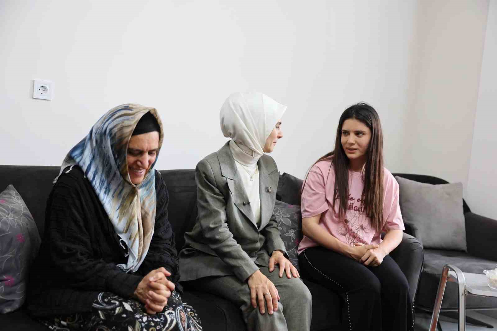 Engelli kardeşlerine ömrünü adayan Çilem’e ev tapusu teslim edildi