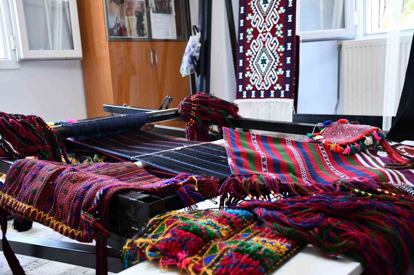 Cefakar anne, heybe yaparak dört çocuk okuttu