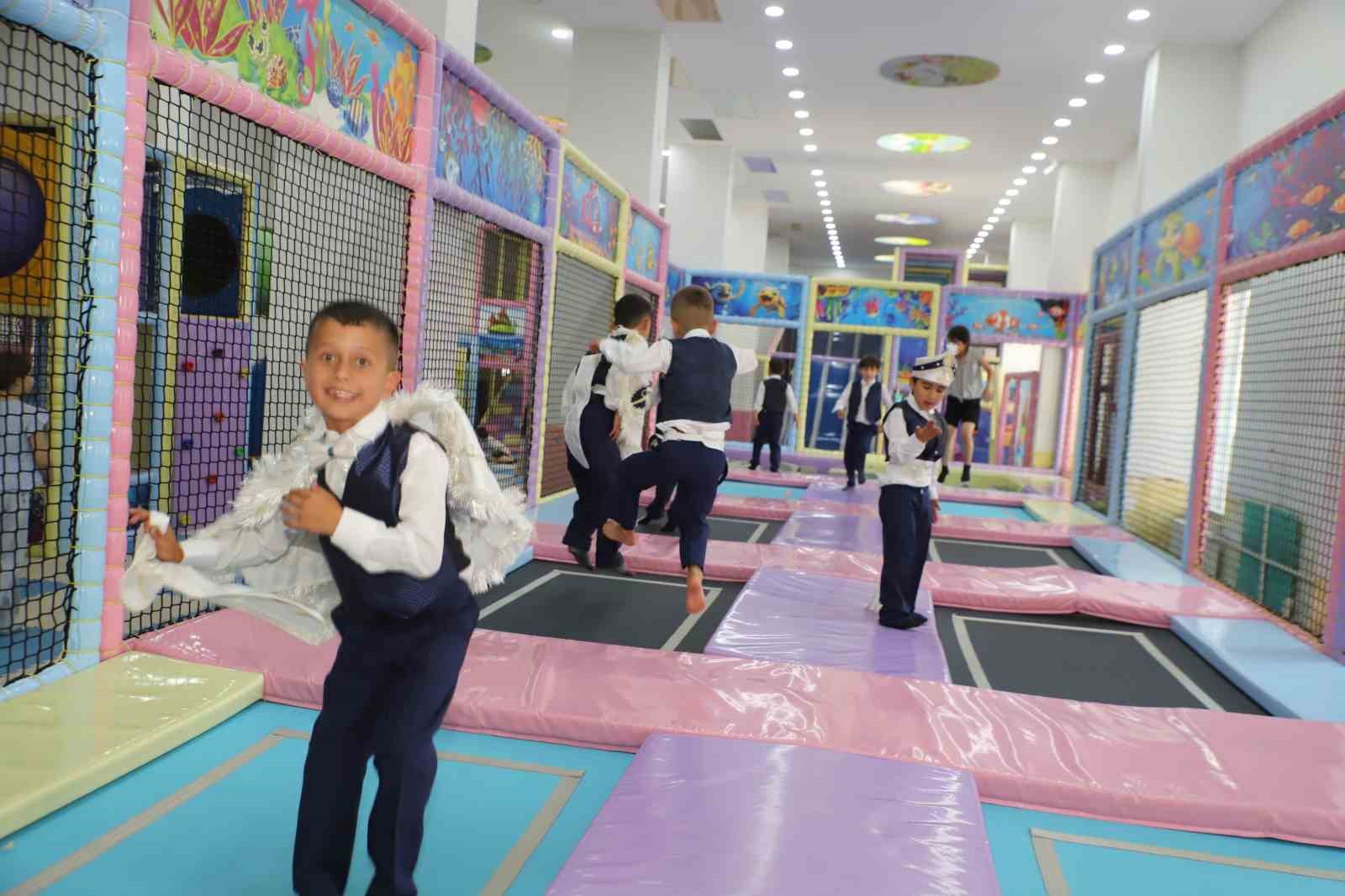 Sünnet olacak çocuklar gönüllerince eğlendi