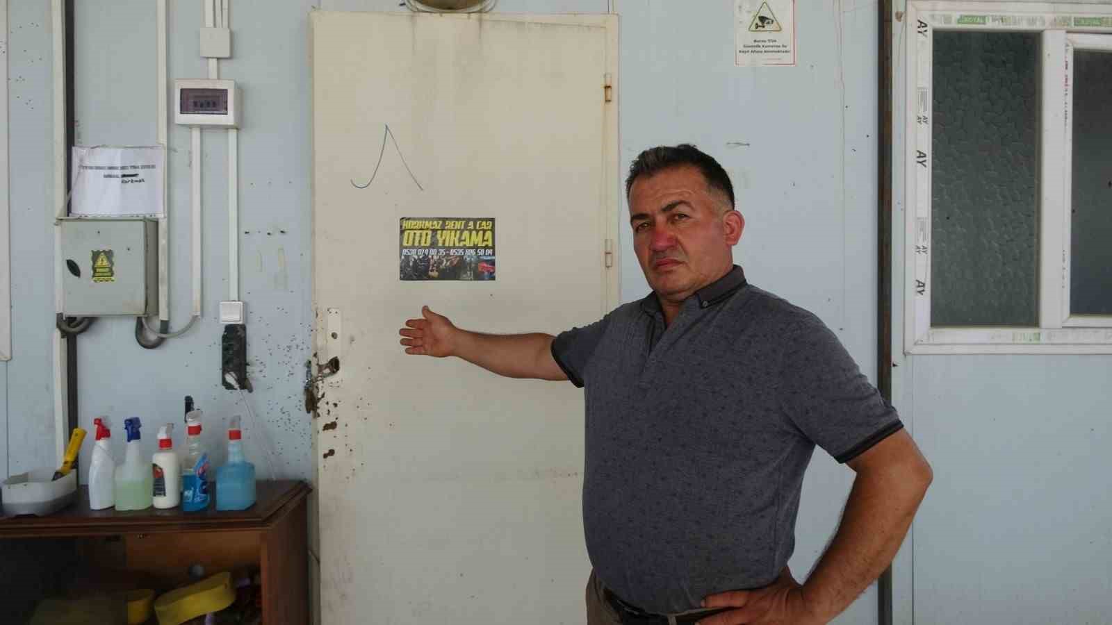 Motosikletle gelerek oto yıkamayı kurşunlayan çete üyelerinin maskesi düştü