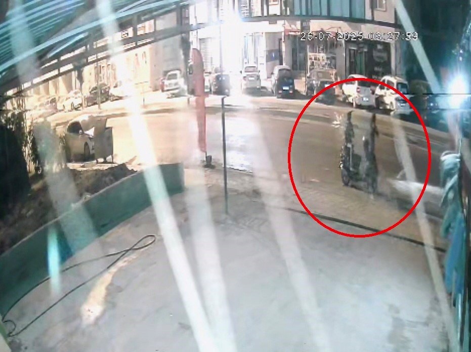 Motosikletle gelerek oto yıkamayı kurşunlayan çete üyelerinin maskesi düştü