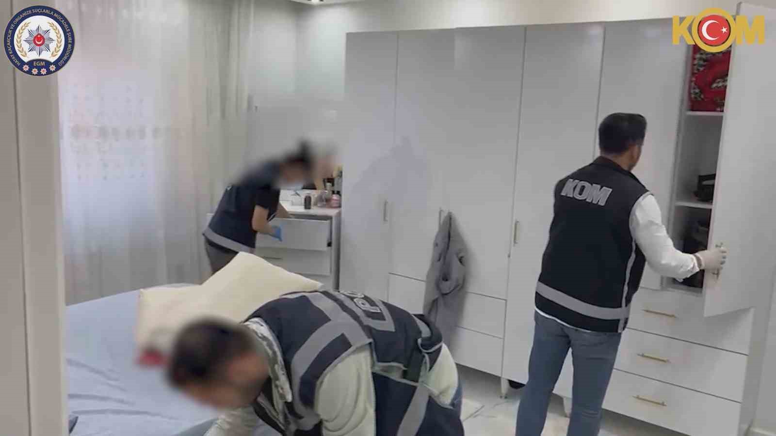 Motosikletle gelerek oto yıkamayı kurşunlayan çete üyelerinin maskesi düştü