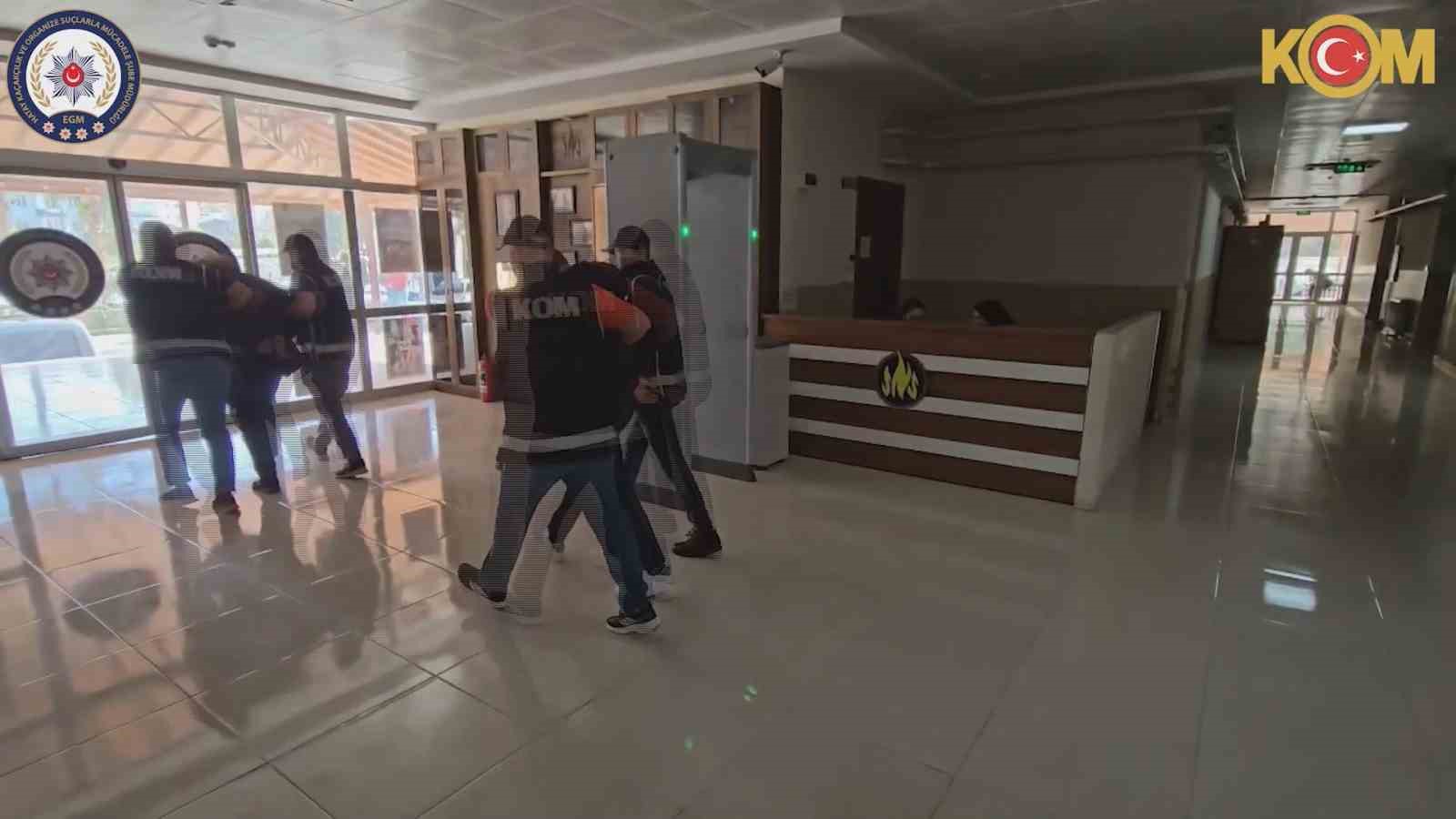 Motosikletle gelerek oto yıkamayı kurşunlayan çete üyelerinin maskesi düştü