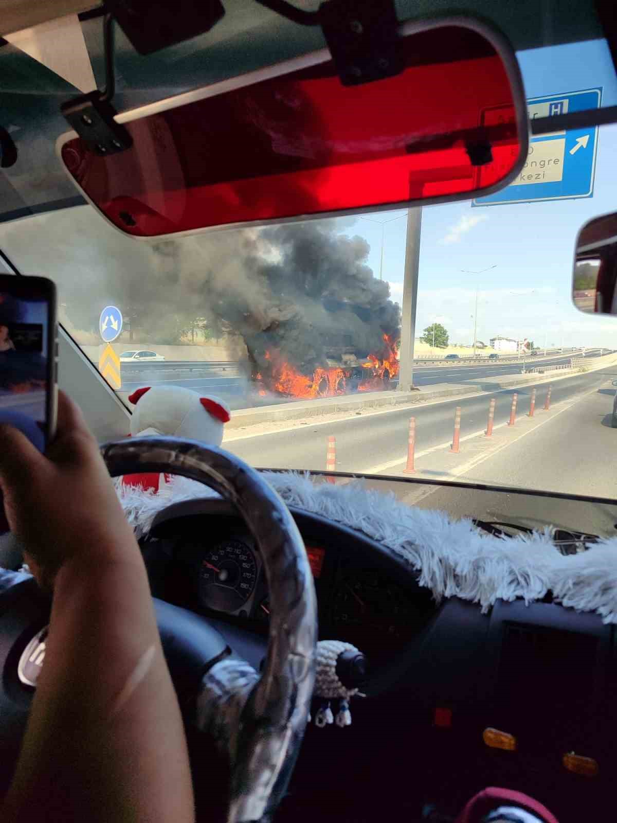 Eskişehir’de yanan kamyon adeta alev topuna döndü