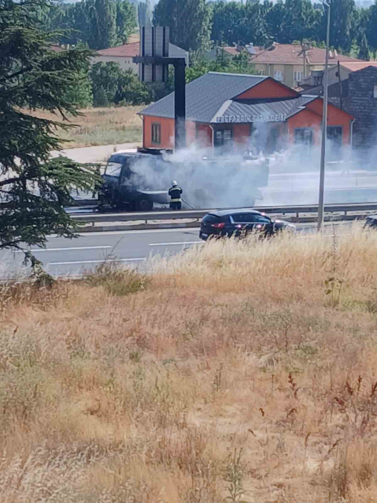 Eskişehir’de yanan kamyon adeta alev topuna döndü