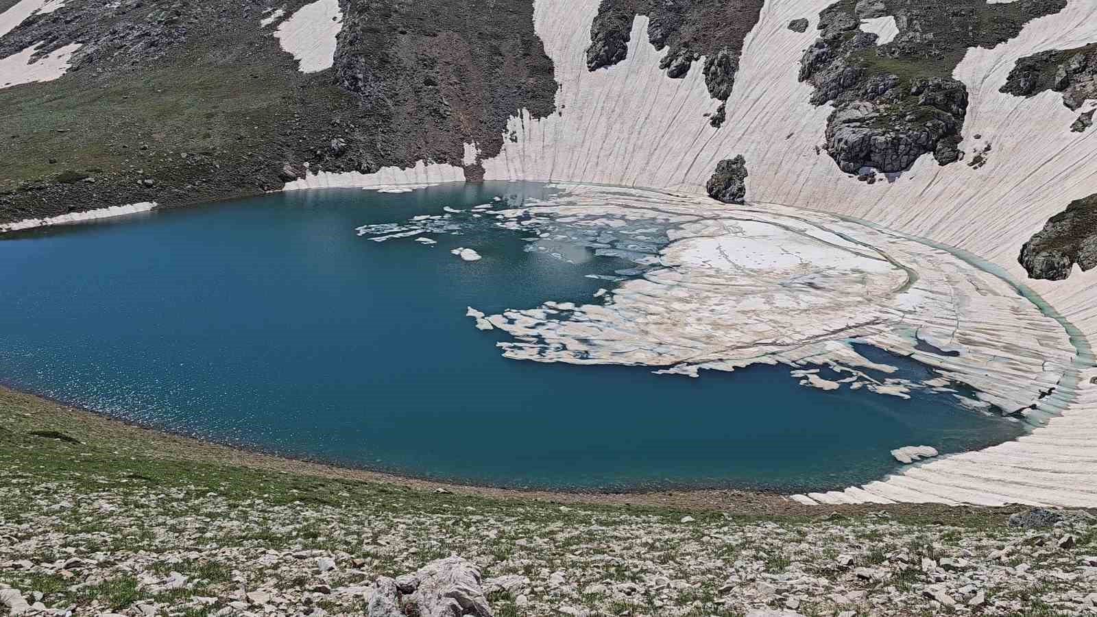 Uludağ’ın buzul gölleri taştı: Yaz ortasında kutup manzaraları