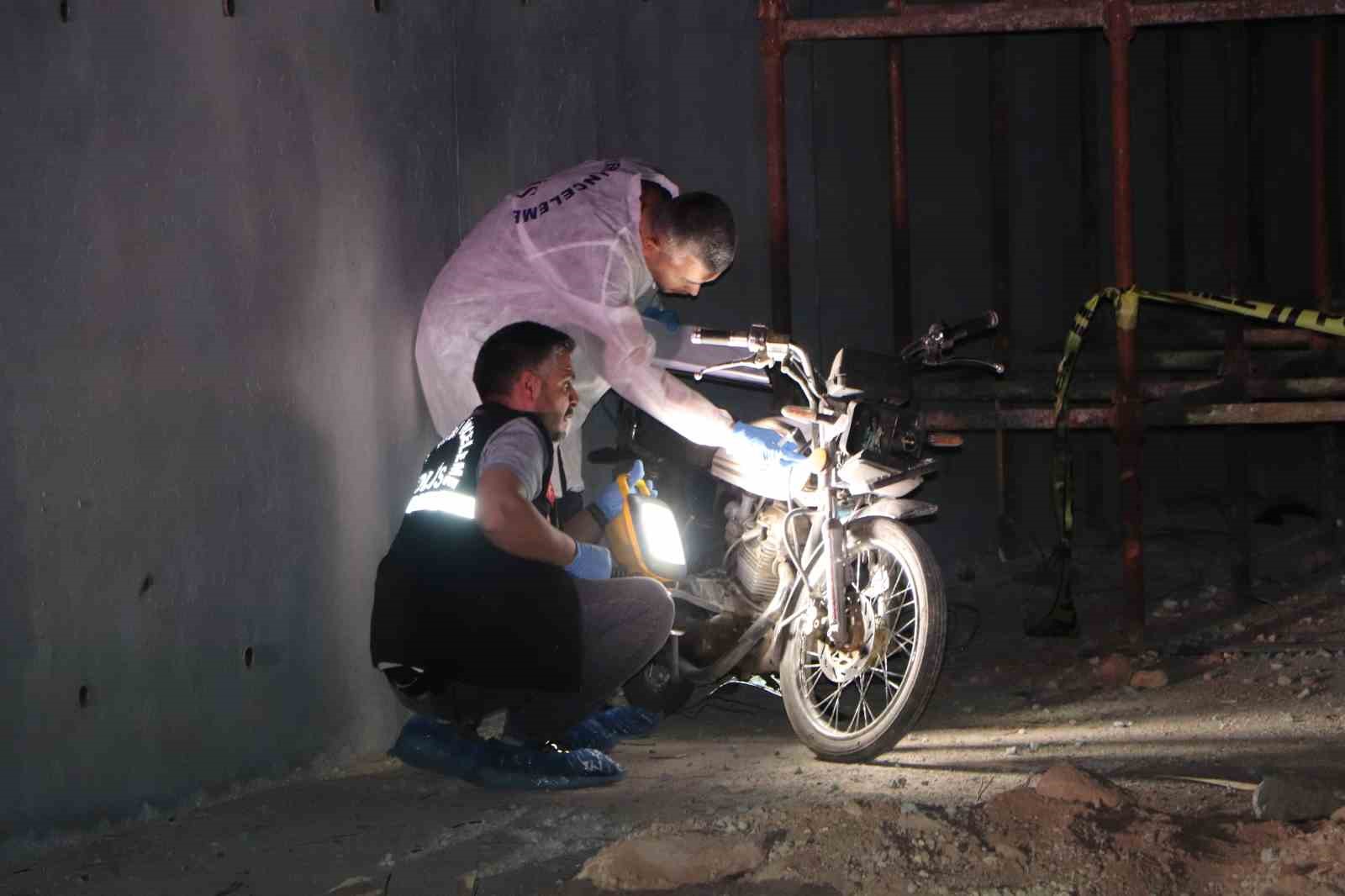 Köprü inşaatının iskele demirlerine çarpan motosikletli ağır yaralandı