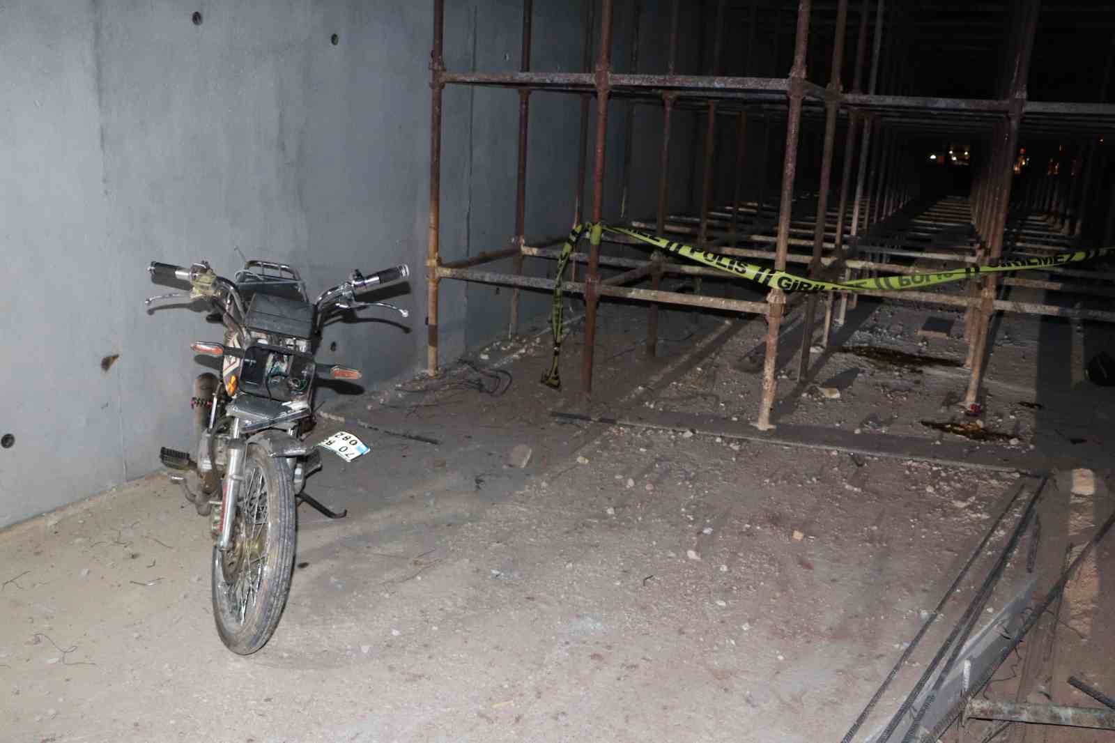 Köprü inşaatının iskele demirlerine çarpan motosikletli ağır yaralandı