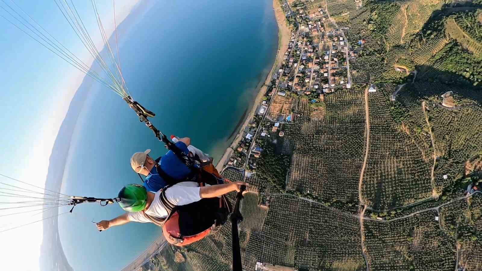 Lezzeti bu kez gökyüzüne taşıdı: İznik Gölü üzerinde kumpir yaptı