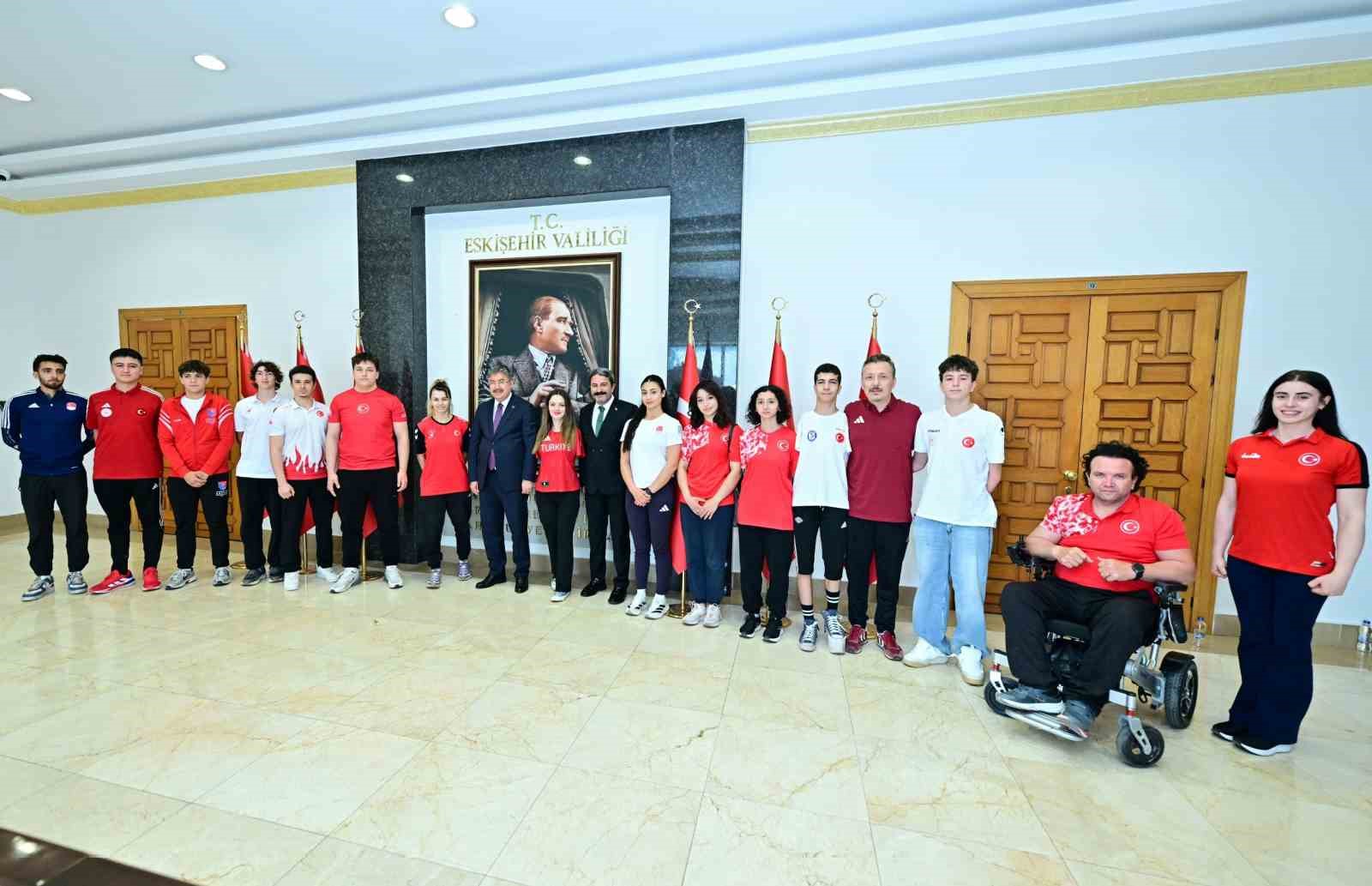 Vali Yılmaz, başarılarıyla gurur kaynağı olan sporcuları makamında ağırladı