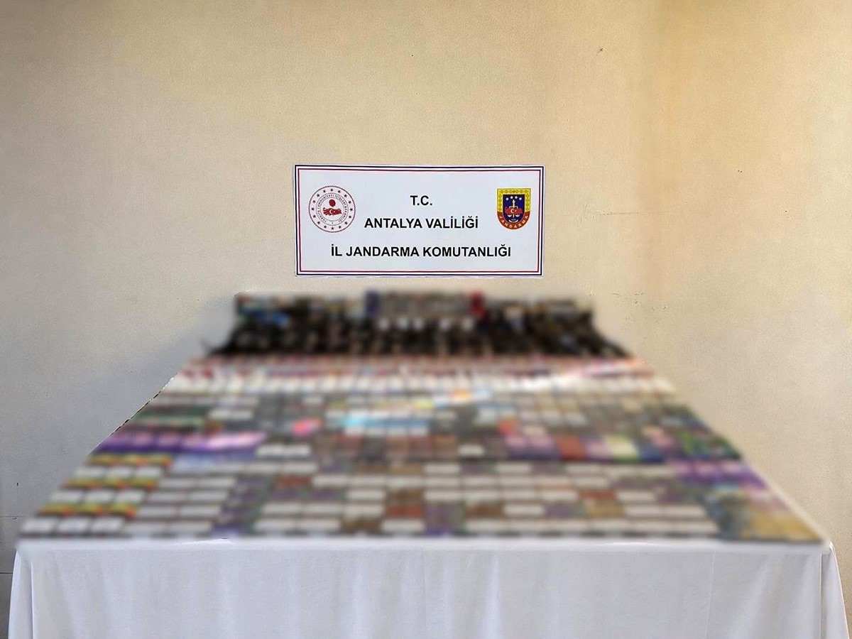Kemer’de kaçak sigara operasyonu: Bin paket kaçak sigara ele geçirildi