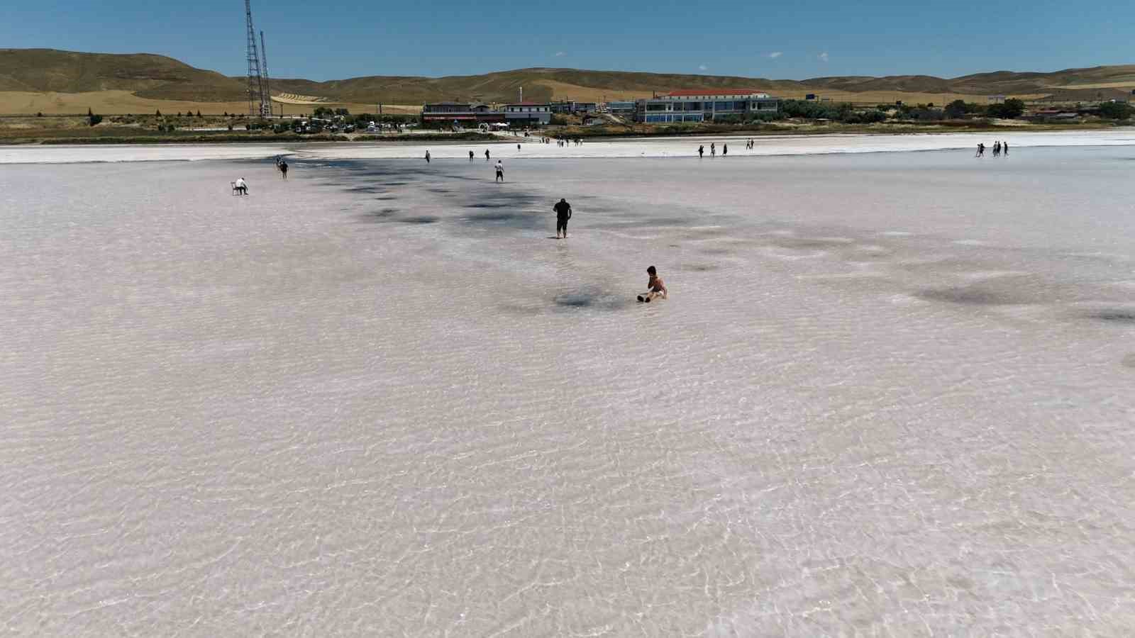 Tuz Gölü pembe renge büründü, turistler bölgeye akın etti