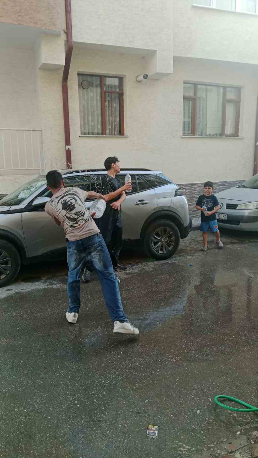 Sıcaktan bunalan gençler serinlemek için su savaşı yaptı