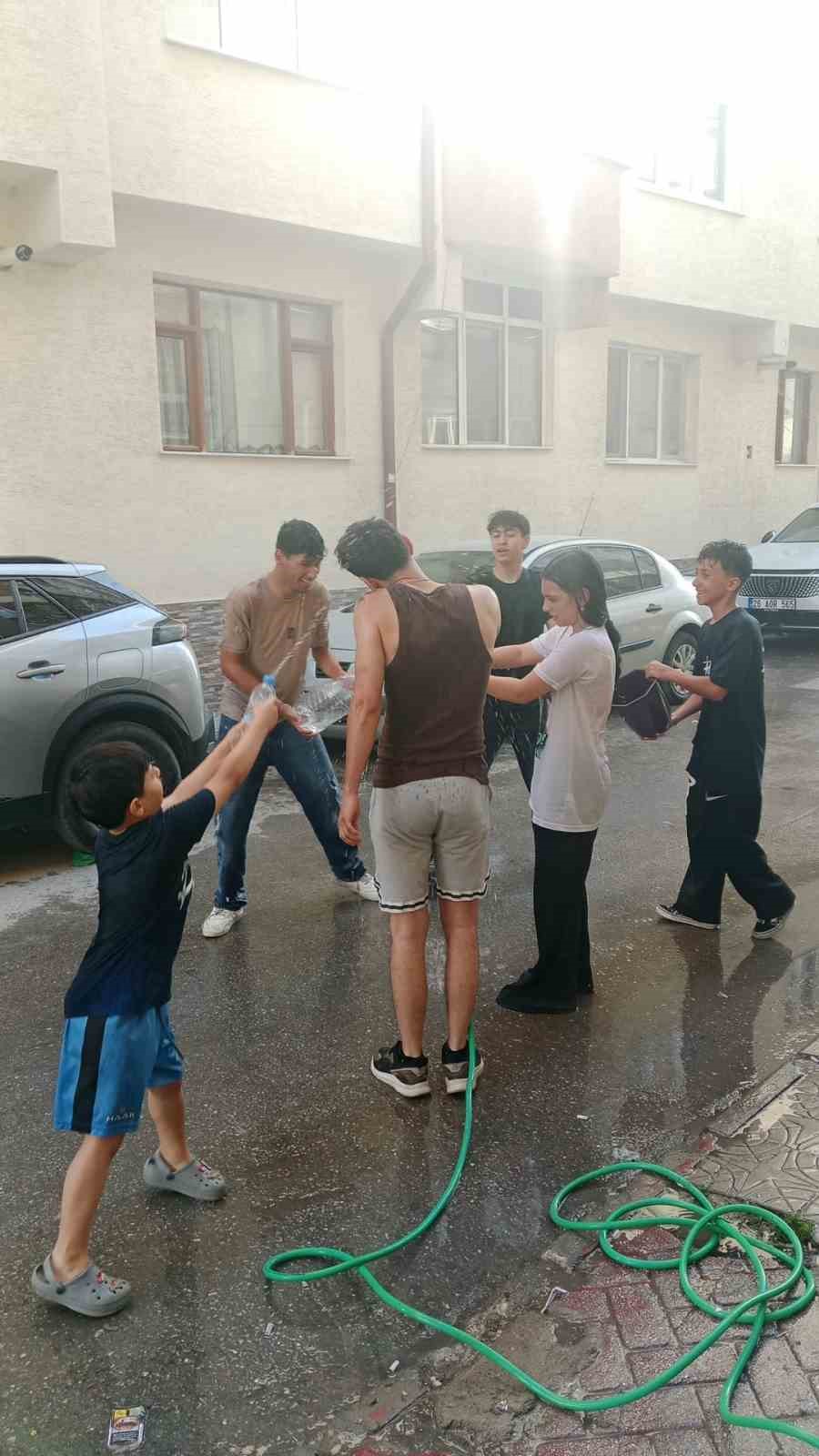 Sıcaktan bunalan gençler serinlemek için su savaşı yaptı